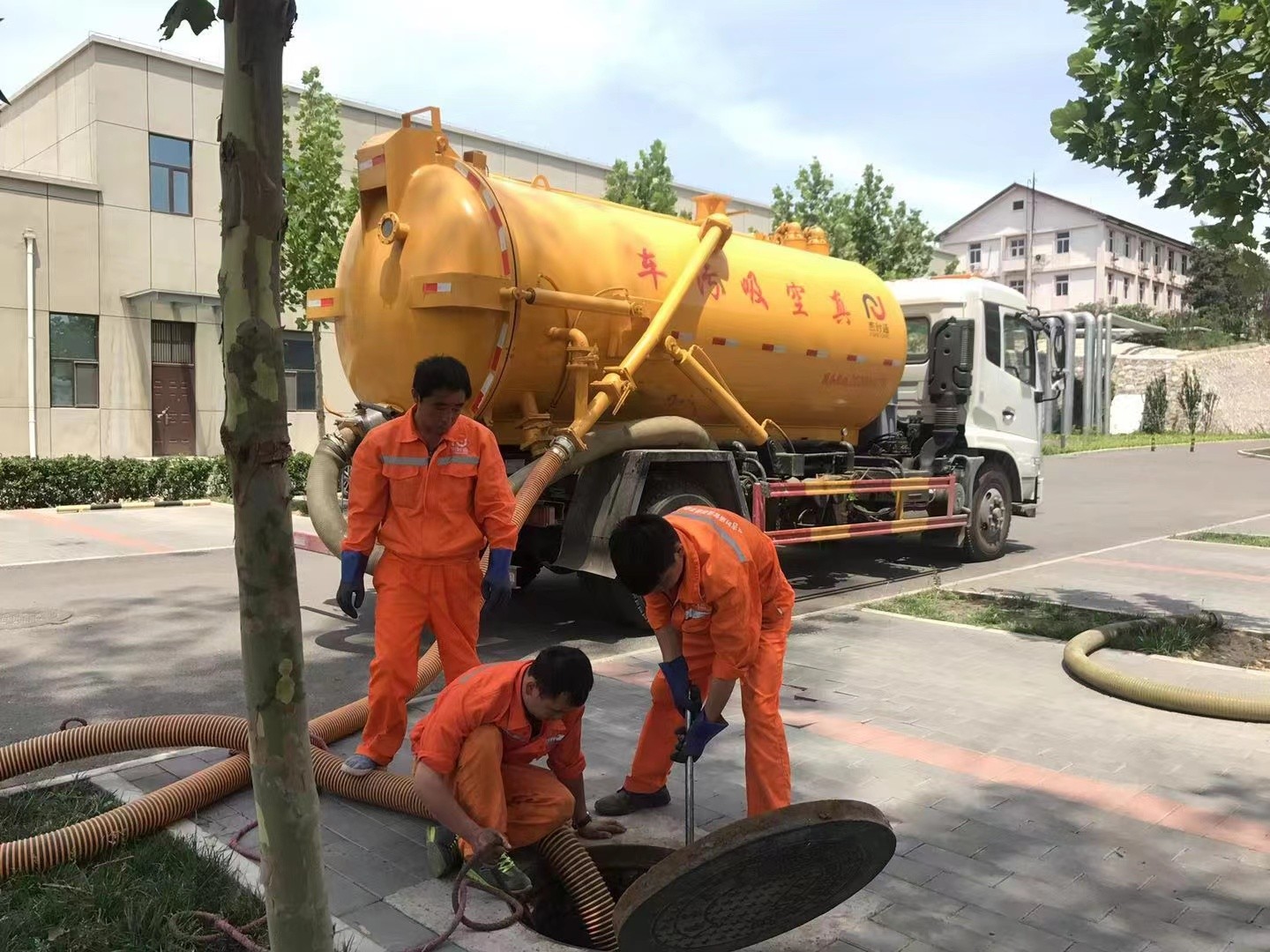 和平管道疏通车停在窨井附近