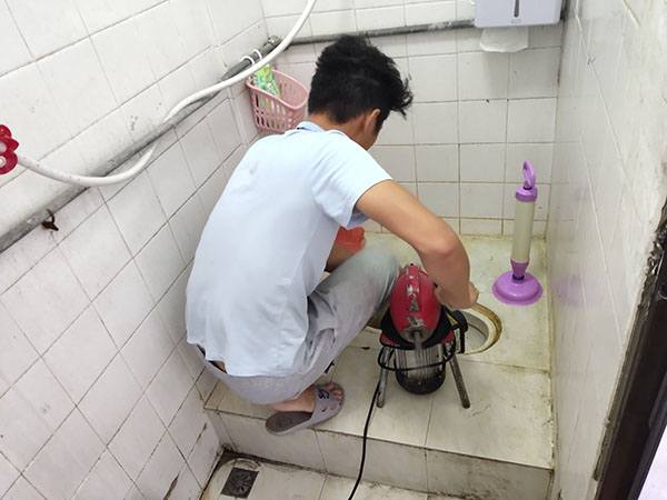 和平管道堵塞冒臭气 专业师傅现场解决问题