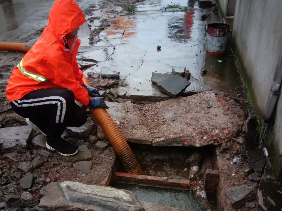 和平专业清理污水池 炜誉市政以规范流程守护城市 “肠道”